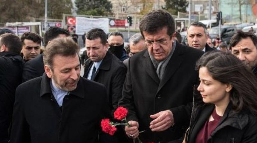 Nihat Zeybekci Ile İranlı Bakan Şehitler Tepesi'ne Karanfil Bıraktı