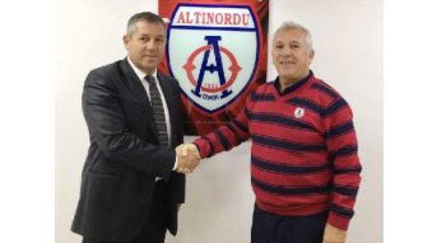Altınordu Futbol Okulları Direkt&ouml;rl&uuml;ğ&uuml;ne Osman Aktar Getirildi
