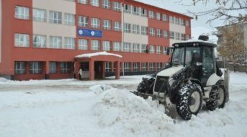 Hakkari&rsquo;de Okul Bah&ccedil;eleri Kardan Temizleniyor