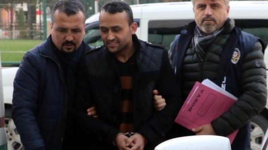 Minib&uuml;s Şof&ouml;r&uuml; &Ccedil;arptığı Yayayı 'aynayı Kırdın' Diye Bı&ccedil;akladı