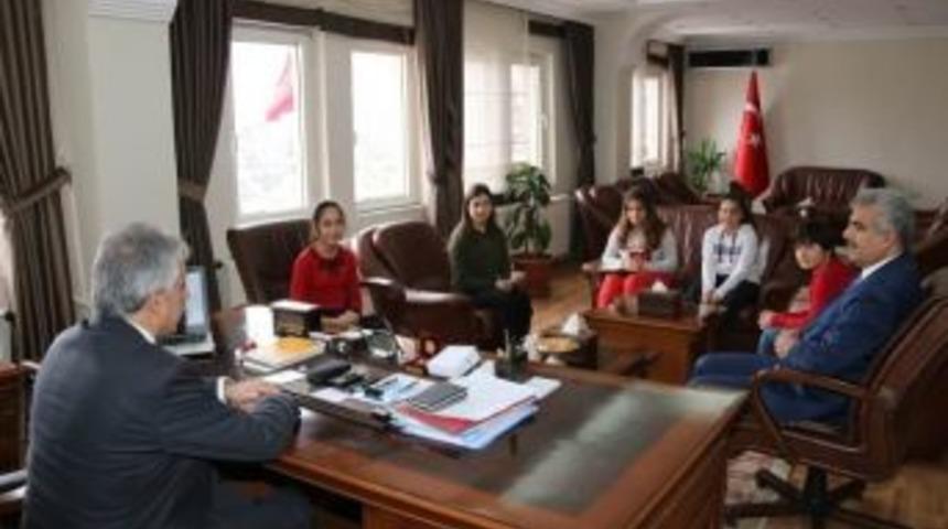 &Ouml;ğrenciler Vali Toprak İle R&ouml;portaj Yaptı