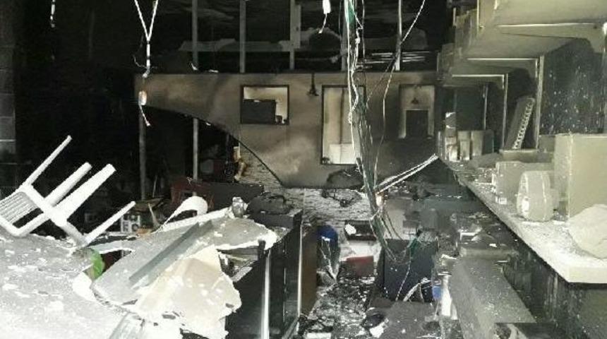 &Ccedil;atıdan Sızan Su Kısa Devreye Neden Oldu, Mağaza Yandı