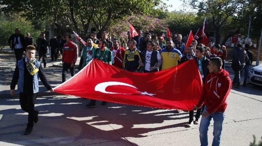 A&uuml; Taraftar Gruplarından Ter&ouml;r Protestosu