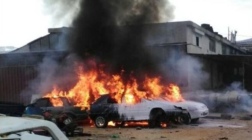 Isınmak İ&ccedil;in Yaktıkları Ateş 2 Aracı Kullanılamaz Hale Getirdi