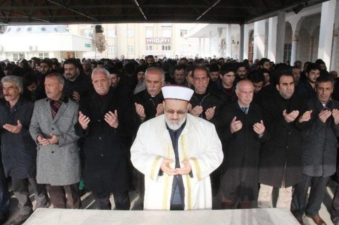 Eller Semaya Halep İ&ccedil;in Kalktı