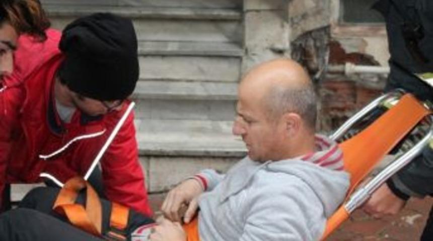 Asans&ouml;r&uuml; Tamire Geldi, Ayağını Sıkıştırdı