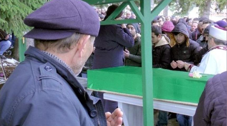 Kazada &Ouml;len Oğlunun Tabutundan G&ouml;zlerini Bir An Olsun Ayırmadı