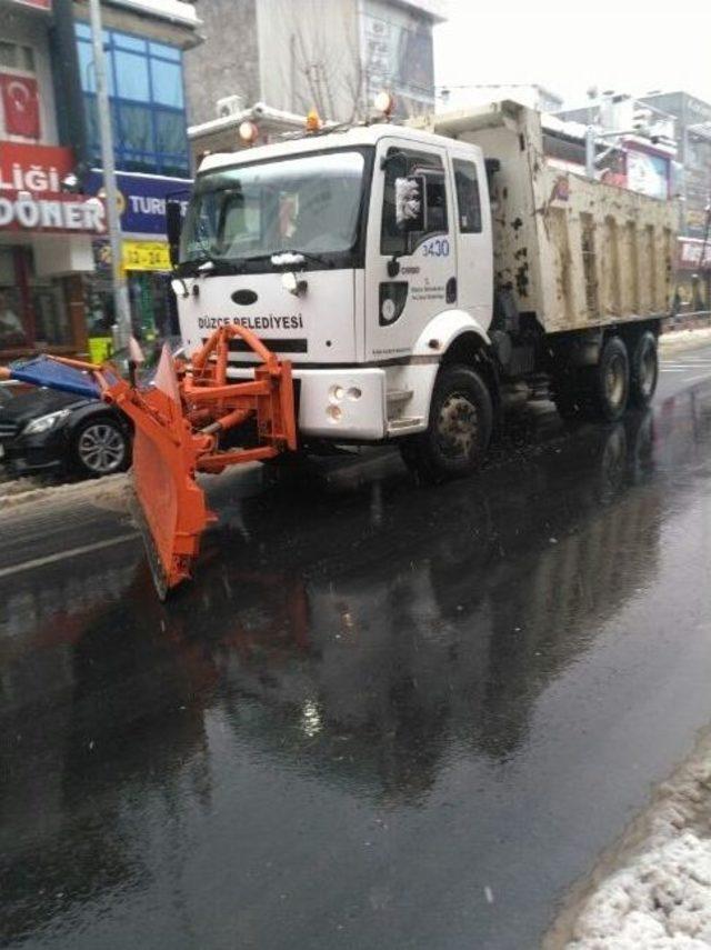 Düzce Belediyesi İstanbul Caddesi Kardan Temizlendi