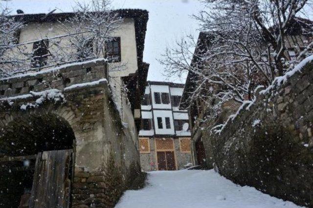 Tarihi Ilçe Safranbolu'da Kar Güzelliği