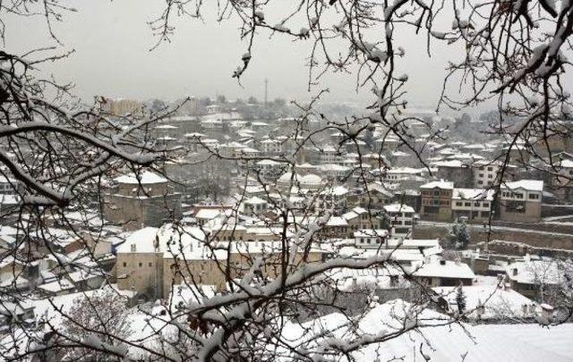 Tarihi Ilçe Safranbolu'da Kar Güzelliği