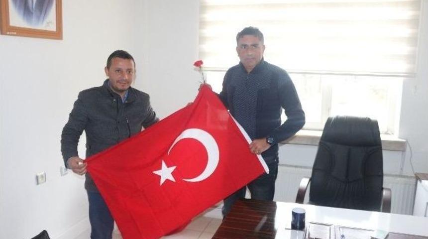 İş Adamı Akcan Polislere T&uuml;rk Bayrağı Ve Karanfil Dağıttı