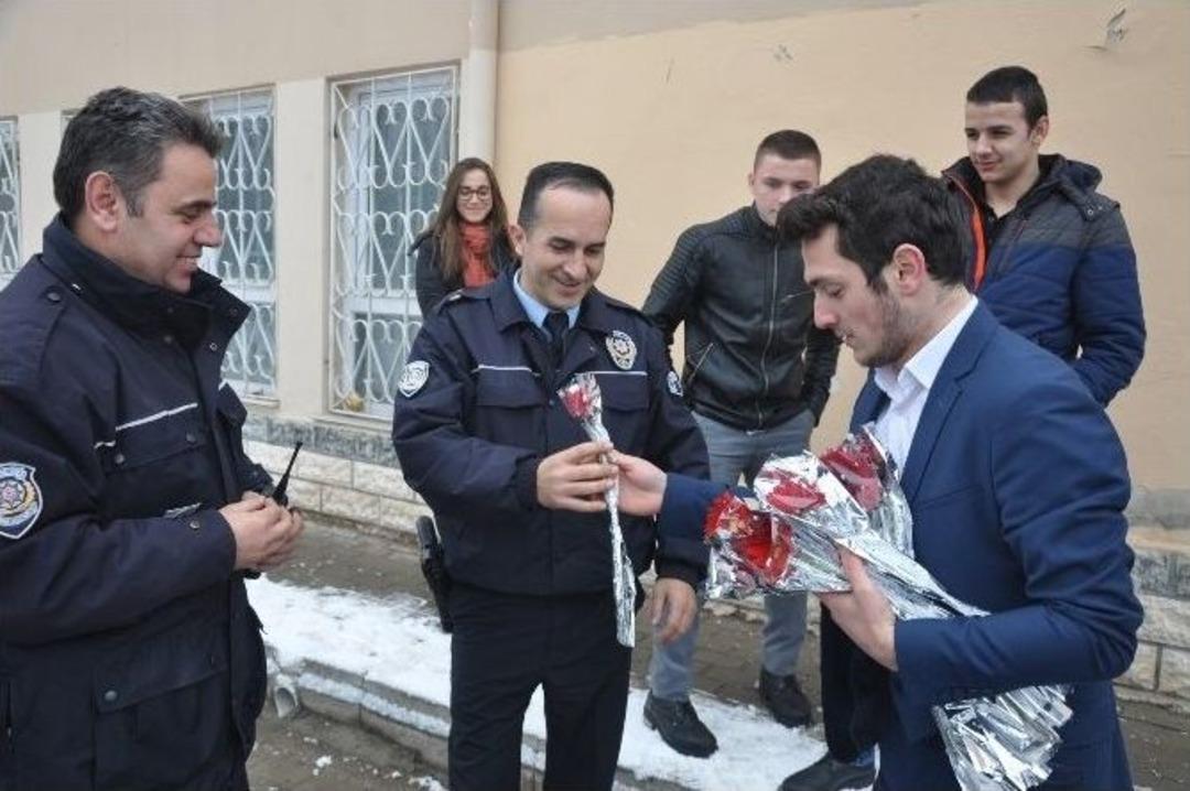Lise &Ouml;ğrencilerinden Asılsız İhbar İle Okula &Ccedil;ağırdıkları Polise M&uuml;thiş S&uuml;rpriz