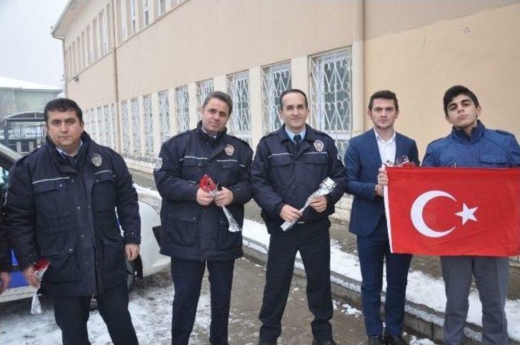 Lise Öğrencilerinden Asılsız İhbar İle Okula Çağırdıkları Polise Müthiş Sürpriz G1