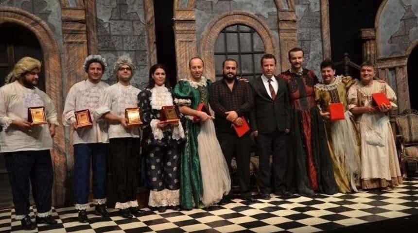 Aşt Ayakta Alkışlandı