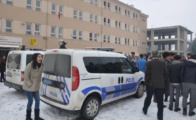 Öğrenciler 'kavga' Ihbarıyla Polisi Okula Getirtip Alkışladı