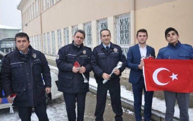 Öğrenciler 'kavga' Ihbarıyla Polisi Okula Getirtip Alkışladı