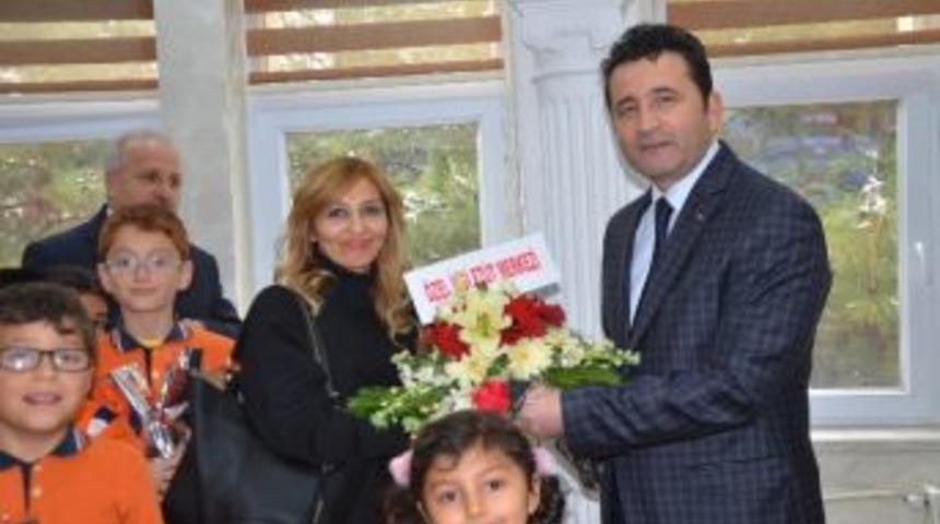 &Ouml;ğrencilerden Emniyet M&uuml;d&uuml;r&uuml;&rsquo;ne Taziye Ziyareti