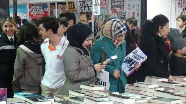 Suriyeli Öğrenciler Kitap Fuarını Gezdi