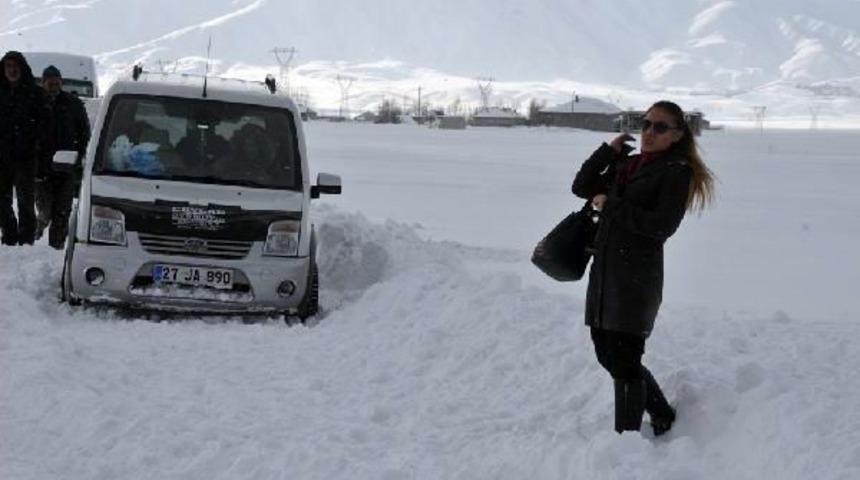 Y&uuml;ksekova'da &Ouml;ğretmen Ve K&ouml;yl&uuml;ler Yolda Mahsur Kaldı
