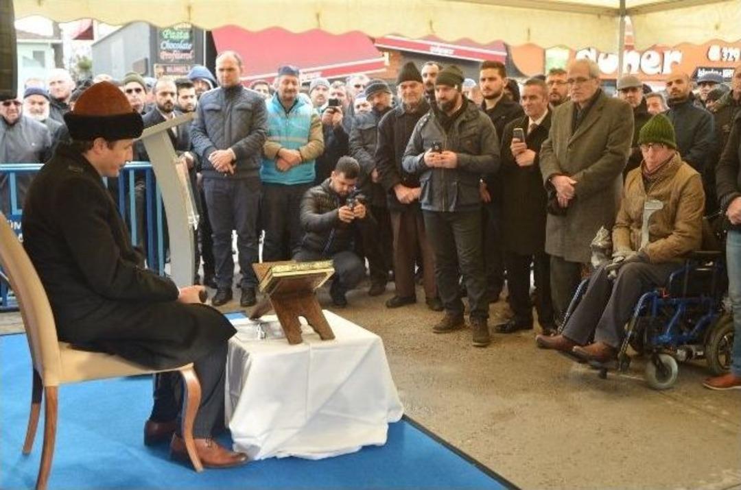 Y&uuml;zlerce &Uuml;mraniyeli Halep İ&ccedil;in Dua Etti