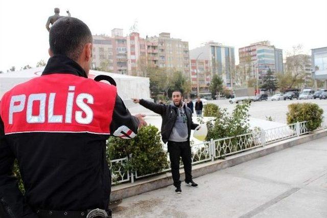 Üzerine Benzin Döküp Kendini Yakmak İstedi