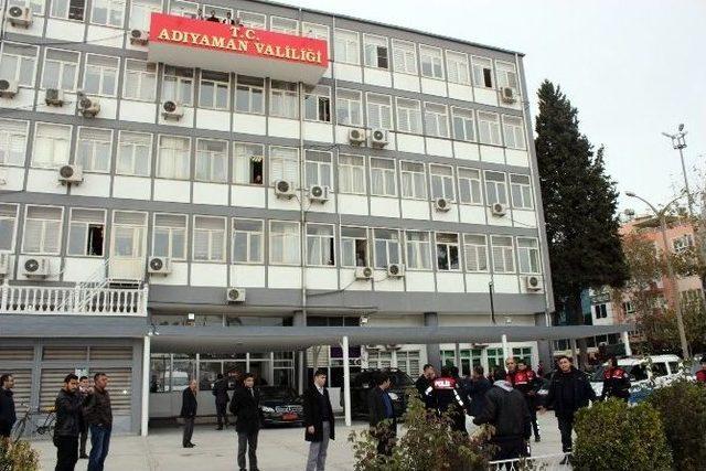 Üzerine Benzin Döküp Kendini Yakmak İstedi