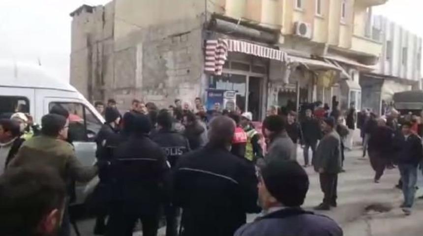 Polis Kavga Eden Iki Gruba Biber Gazıyla M&uuml;dahale Etti