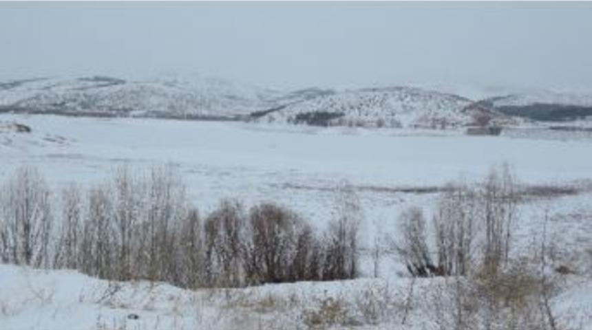 Buz Tutan Altınapa Barajı Beyaza B&uuml;r&uuml;nd&uuml;
