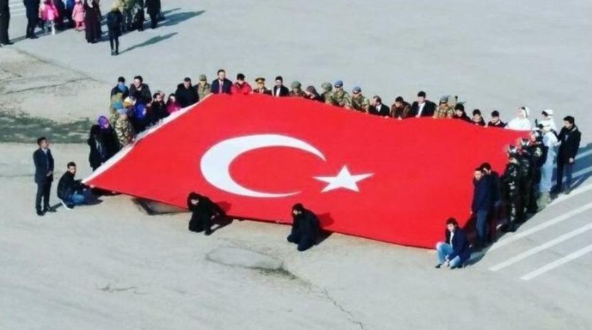 &Uuml;niversiteli Gen&ccedil;lerden Polis Ve Askere Moral