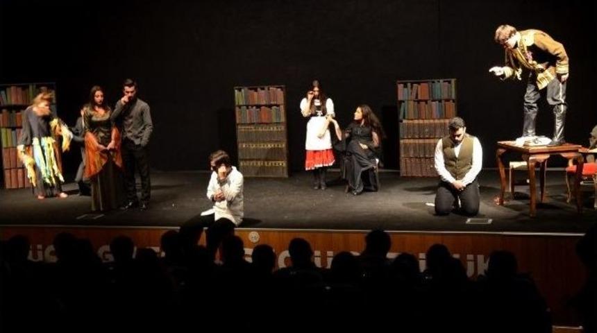 Tiyatro G&uuml;nlerinde "sevgili Doktor" Sahnelendi