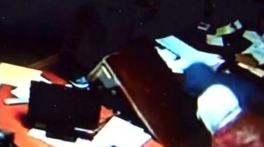 Kasa Hırsızlığı G&uuml;venlik Kamerasına Yansıdı