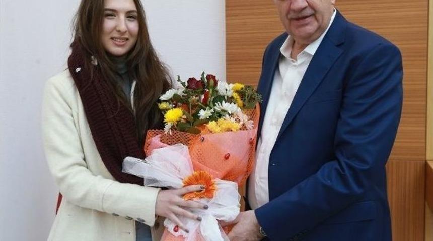 Başkan To&ccedil;oğlu &Ouml;ğrenci Heyetini Makamında Ağırladı