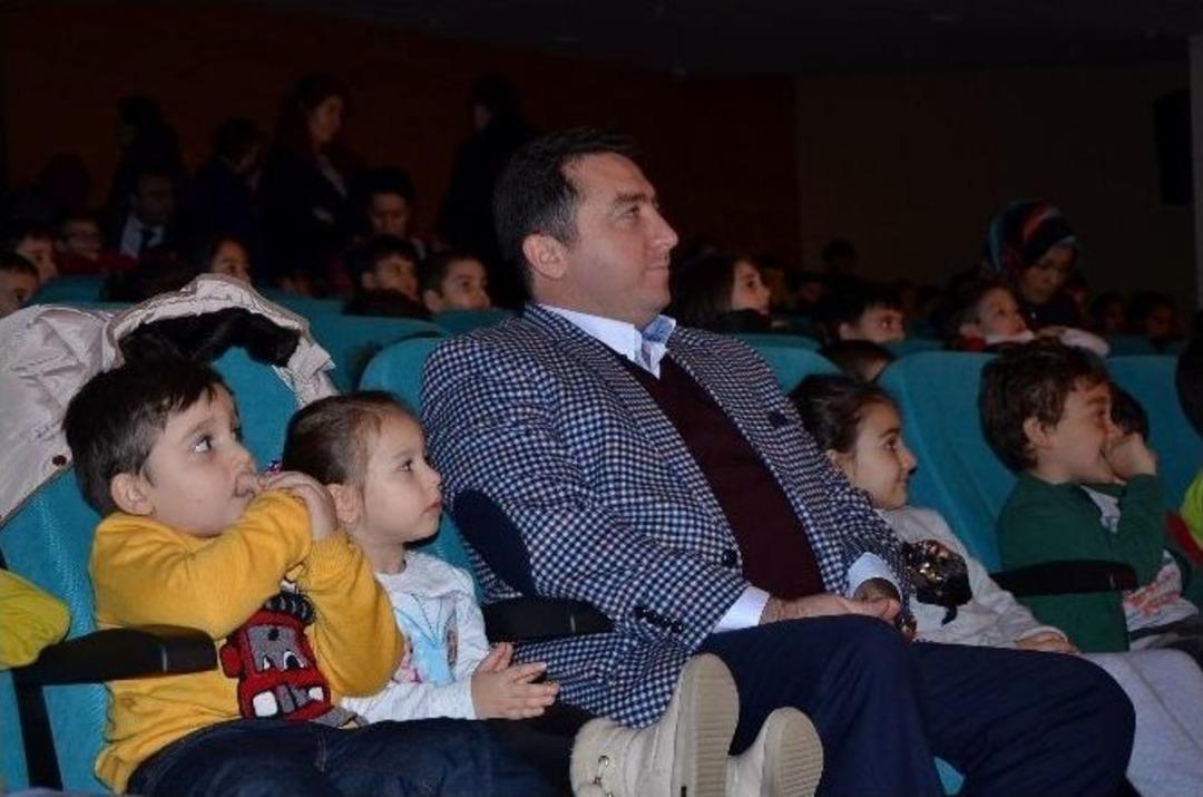 Belediye Başkanı Fatih Bakıcı &Ccedil;ocuklarla Birlikte "sihirli Kutu" Adlı Oyunu İzledi