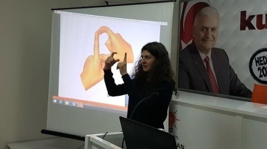 Ak Partili Gen&ccedil;ler İşaret Dili &Ouml;ğreniyor