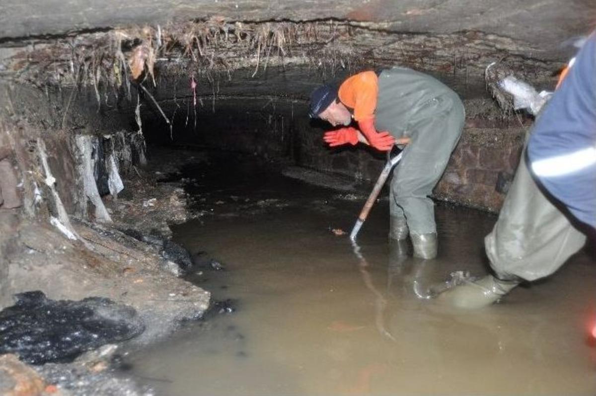 Ayvalık&rsquo;ta Menfezler Temizleniyor