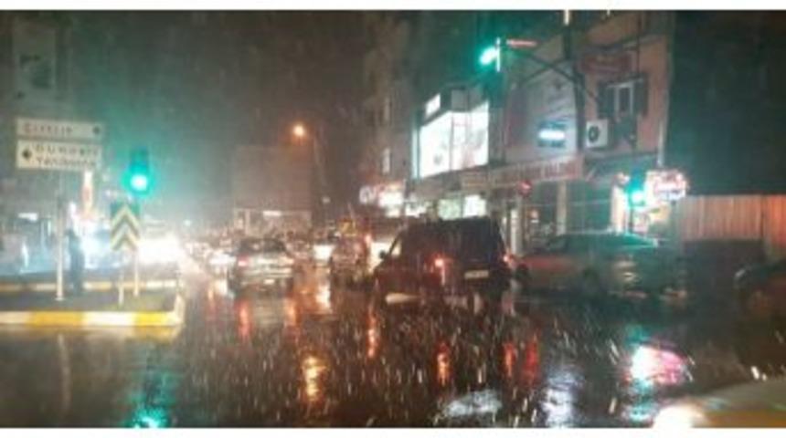 İstanbul&rsquo;da Kar Yağışı Başladı