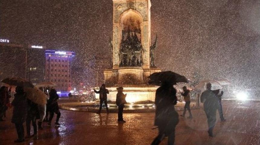 Şehitler Tepesi Ve Taksim Meydanı&rsquo;ında Kar Yağışı