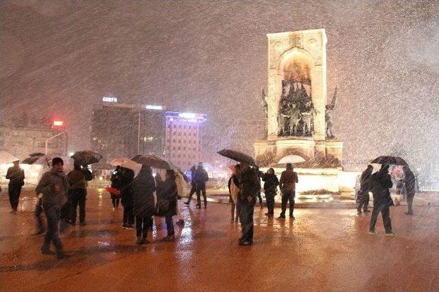 Şehitler Tepesi Ve Taksim Meydanı’ında Kar Yağışı