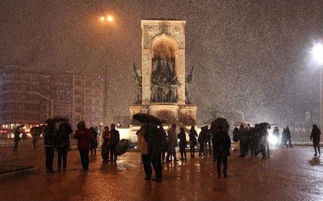 Şehitler Tepesi Ve Taksim Meydanı’ında Kar Yağışı