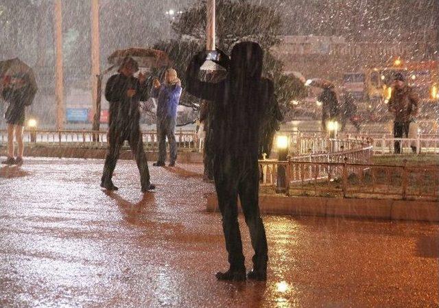 Şehitler Tepesi Ve Taksim Meydanı’ında Kar Yağışı