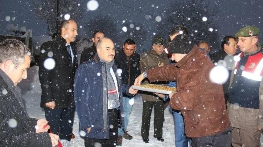 Karla M&uuml;cadele Eden Ekiplere Tatlı İkramı