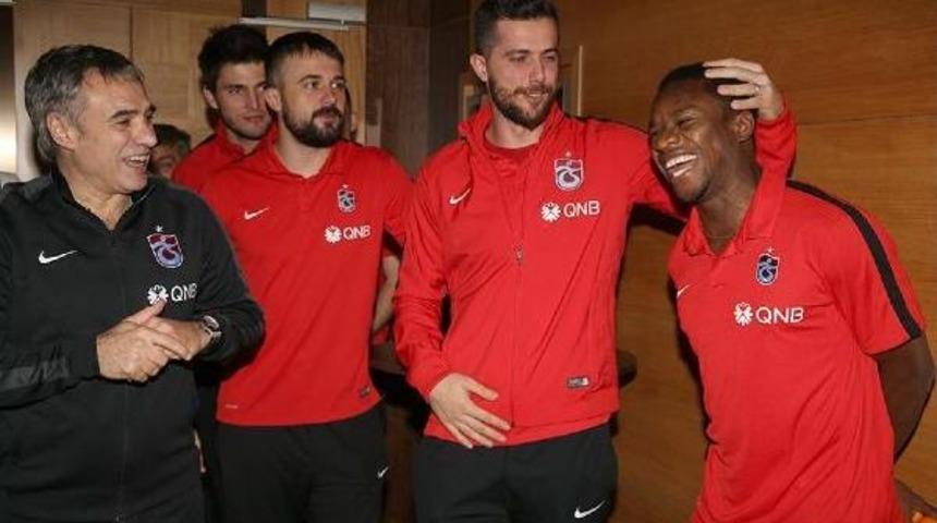 Trabzonspor Teknik Direkt&ouml;r&uuml; Yanal&rsquo;A S&uuml;rpriz Doğum G&uuml;n&uuml; Kutlaması