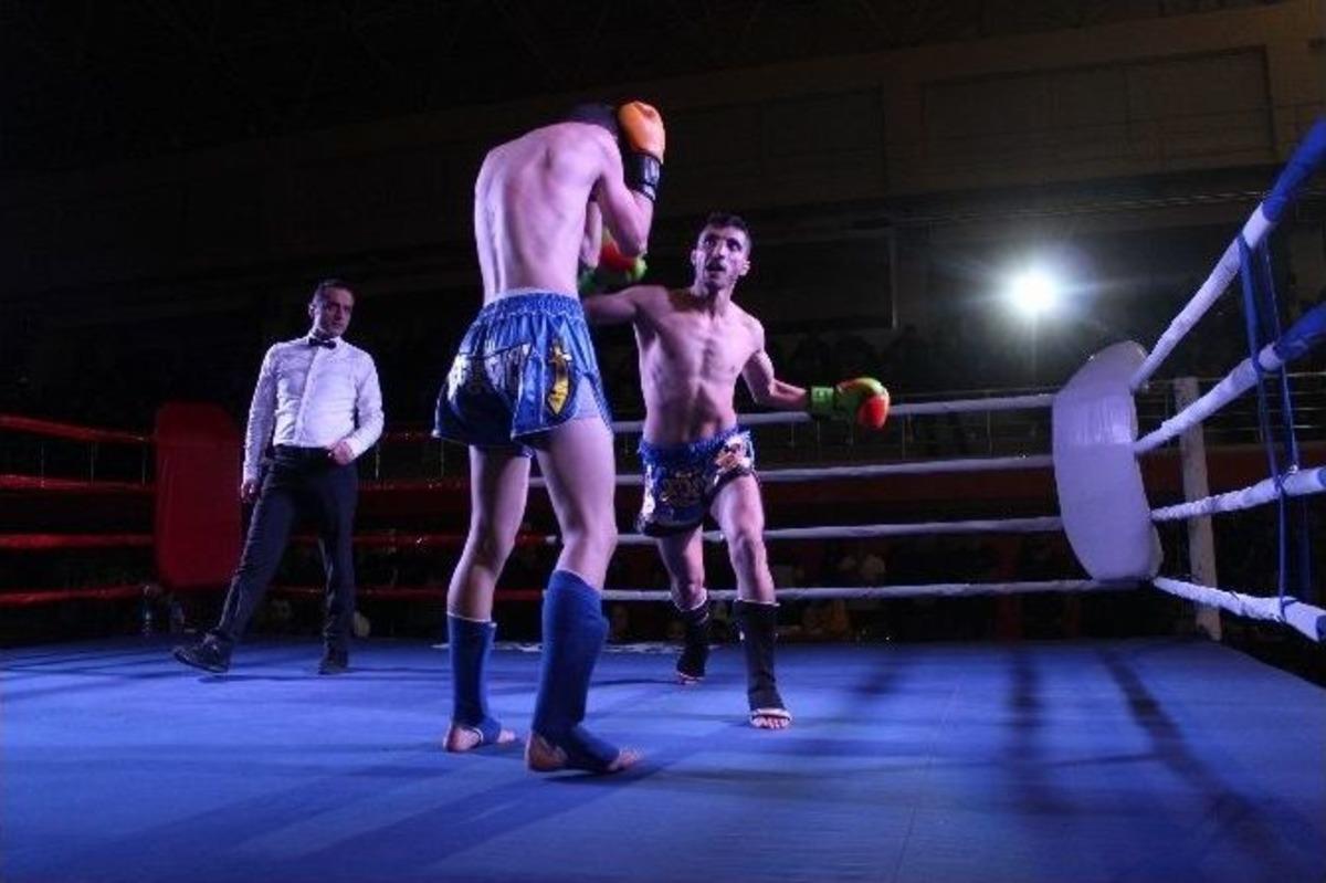 Kick Boks&ccedil;ular 15 Temmuz Şehitleri İ&ccedil;in Ringe &Ccedil;ıktı