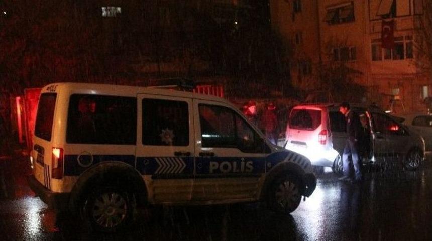 Ataşehir&rsquo;de Dur İhtarına Uymayan Ş&uuml;pheliler Polise Ateş A&ccedil;tı
