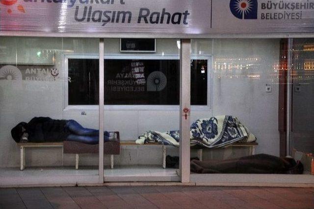 Antalya’da Otobüs Durakları, Evsizlere Yuva Oluyor