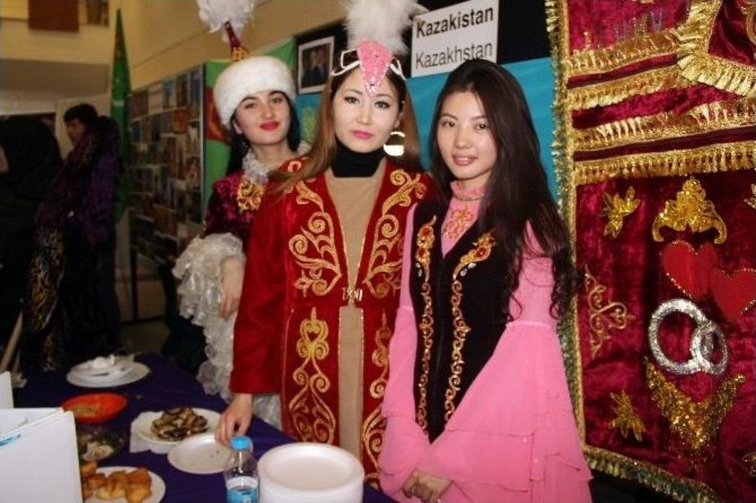 Yabancı &Ouml;ğrenciler K&uuml;lt&uuml;rlerini Tanıttı