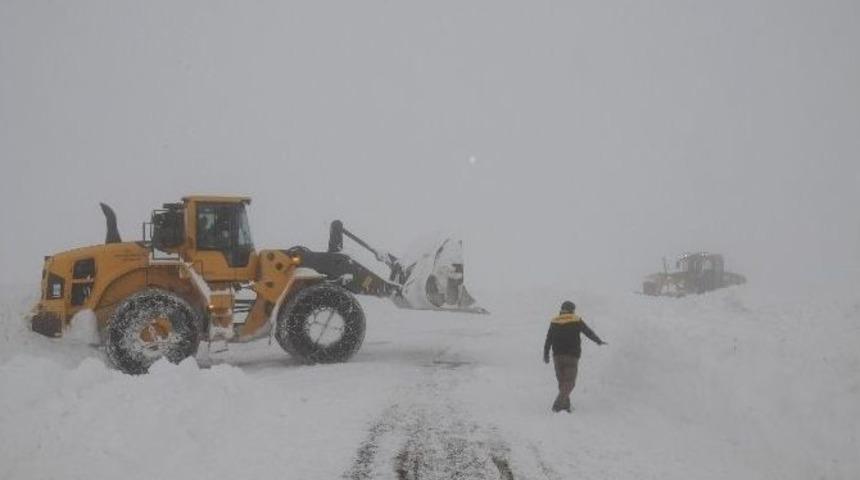 Karla M&uuml;cadele Ekibinin Zorlu Yol A&ccedil;ma &Ccedil;alışması