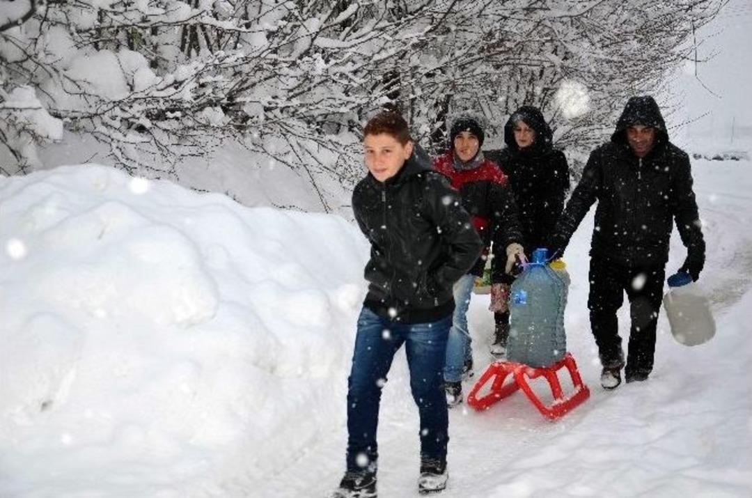 Muş&rsquo;ta K&ouml;yl&uuml;ler Su Sıkıntılarını Kar Eriterek Gideriyor