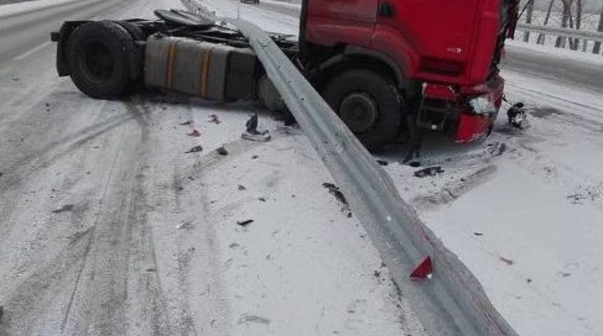 Tokat&rsquo;ta Kar Yağışı Ve Buzlanma Kazalara Neden Oldu