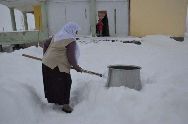 Susuz Kalan Köylüler Kar Eritiyor